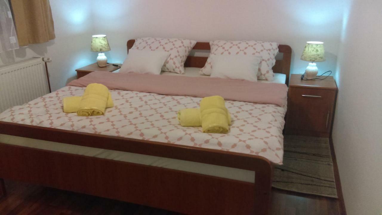 Apartment Petrovic Слуни Экстерьер фото